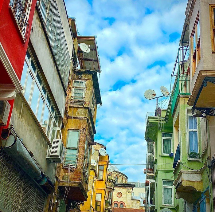 Yenikapı, eskiden Eminönü’ne bağlıydı. İşte her şey, bir gün İstanbul’da Eminönü’nün Fatih ilçesine geçmesi ile başladı. Eminönü tek başına planlanmayıp, Fatih ilçesi ile birlikte düşünülür olduktan sonra sanki üvey evlat muamelesi gördü. Eminönü’nü sadece iş çevresi olarak görenler, belki Sultanahmet’i değil ama Cankurtaran’ı Küçükpazar’ı, Kumkapı’yı ve Yenikapı’yı bir kenara attı.
Yabancılar şubesinin Kumkapı’da olması, oradaki yerleşim yerlerinin yabancılara ve bekârlara verilmesinin yaygınlaşmasında bir etmen oldu.