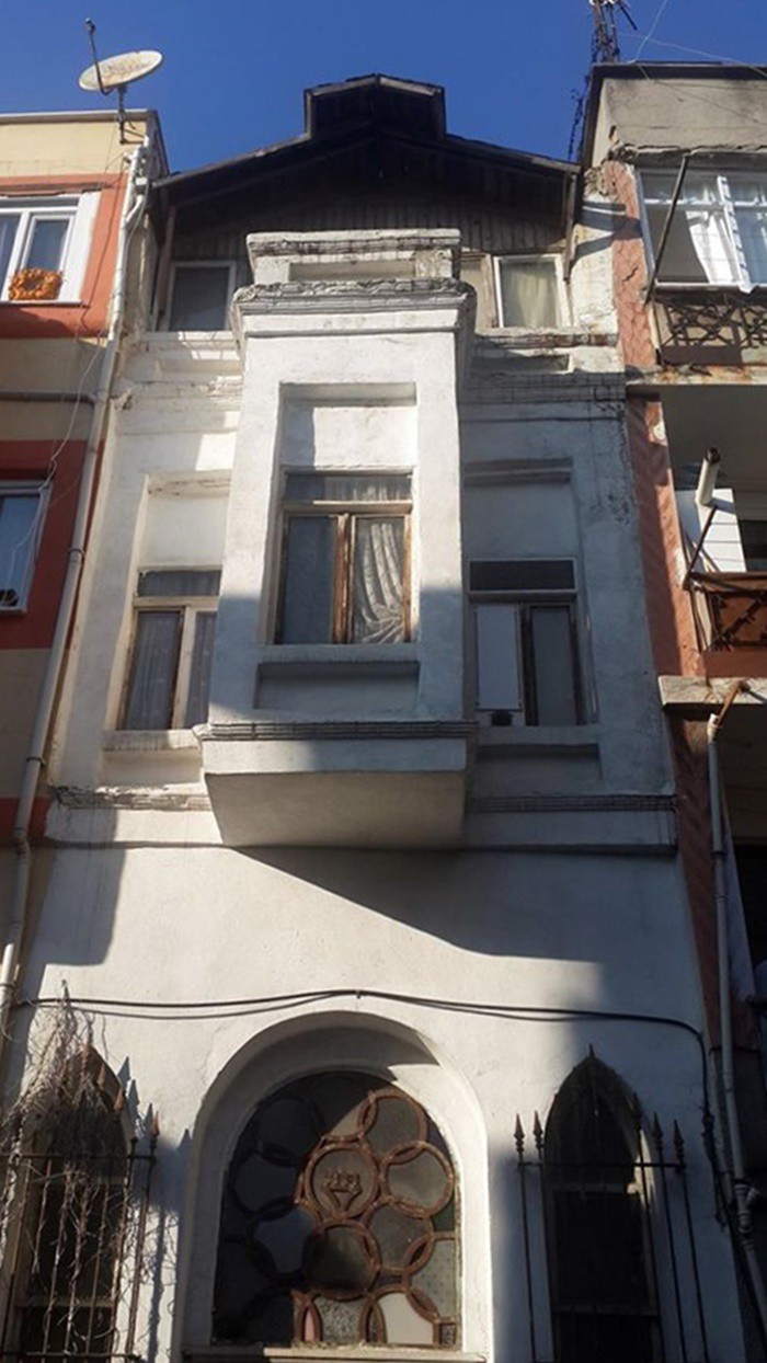 YARDIMLAR GERÇEK ELLERE ULAŞIYOR
Bu yardımların gerçek ihtiyaç sahiplerine verildiği bir gerçek. Çünkü belirlenen adresler ve isimler araştırılıyor. Mesela gerçekten kayıtlı bir işi olmayan bir kişi eğer memleketinden gönderilen bir geliri varsa ya da kayıt dışı bir kazancı bulunuyorsa, bu tespit ediliyor ve ihtiyaçları olmadığı gerekçesiyle oralara yardım yapılmıyor.