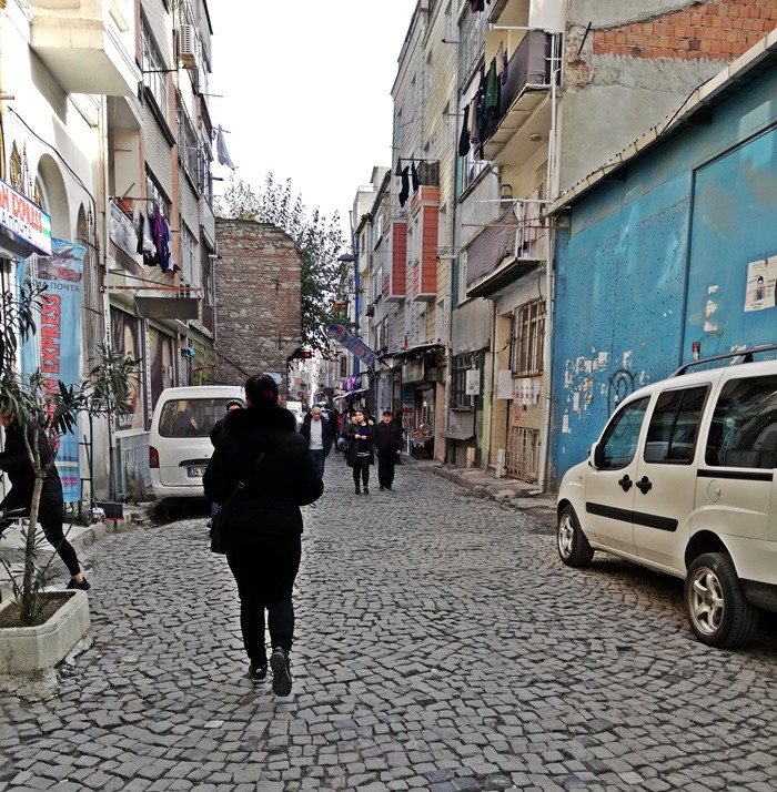 MUHTARLARIN SORUMLULUĞU ÖNEMLİ
Burada muhtarlar devreye giriyor. Bütün sorumluluklarının üstüne bir de manevi yükleri sırtlayan güzel insanlar onlar.
İHTİYACI OLANLARIN BİR KISMI DA YARDIM TALEP ETMİYOR
Kimisi böyle bir arayışı kendisine iş edinmişken, bazıları da gerçekten ihtiyacı olmasına, çocuğu hasta, eşi işsiz bir halde bulunmasına rağmen hiçbir yere başvuru yapmıyor. Çünkü böyle bir alışkanlığı yok. Aklına gelmiyor. Aklına gelse uygulamaya geçirmiyor. Bunu kendisine manevi bir yük sayıyor. Belki utanıyor. Elindeki ile yetiniyor. 
Belki de ihtiyacını ortaya koyamayan bu kişi yaşlı biri, hiçbir sosyal güvenliği yok, tek başına yaşıyor ve aldığı maaşla geçinemiyor ama talep etmeyi kendisine yediremiyor.