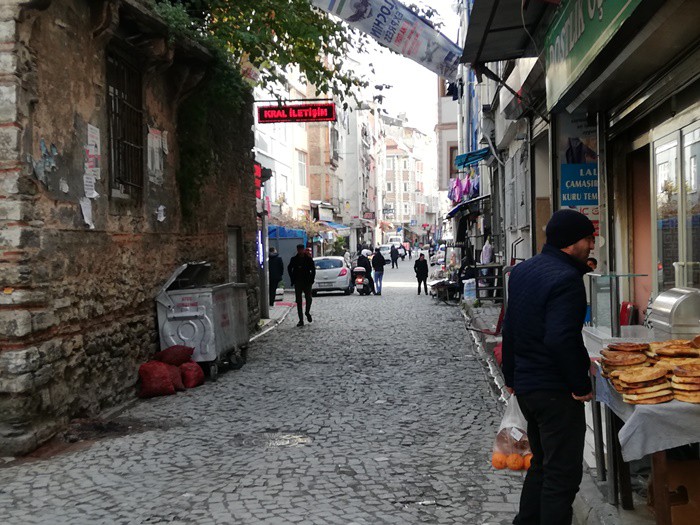 KEŞKE BUNLARI HİÇ KONUŞMUYOR OLSAYDIK
İşte asıl dileğimiz tüm ihtiyaç sahiplerine el uzatılması, istemeyenlere de ulaşılması. 
Ve yardıma muhtaç kimsenin kalmadığı ve bunları hiç konuşmadığımız bir ülkede yaşamak.
Böylece evde el işi yaparak para kazanmak seçeneğini bir kenara iterek, yardım almayı kendisine iş edinenler de bu güzel vakitlerini belki daha keyif alabilecekleri alanlara yoğunlaştırabilirler.