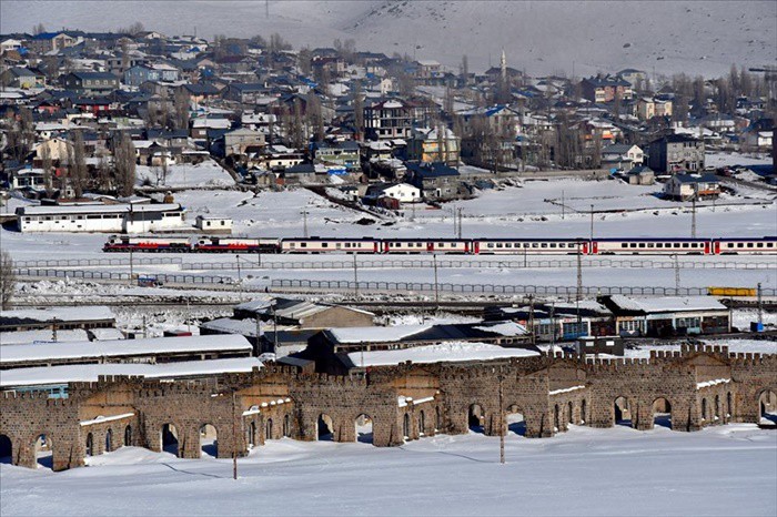 YAZIN PULMANDA, KIŞIN KUŞETLİDE YOLCULUK
Yaz sezonunda seyahatler genelde pulman vagonlarla, kış aylarında ise yürüyüş grupları, fotoğraf sanatçıları, dağcılık grupları, öğrenciler gibi farklı meslek gruplarından talepler genelde kuşetli vagonlara alınıyor.