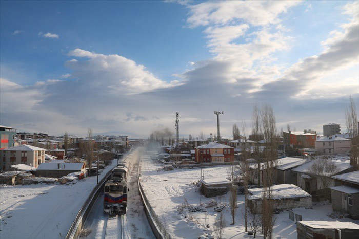 Her ne kadar Kars'a yapılan bir yolculuk da olsa bu sırasıyla Ankara, Kayseri, Sivas, Erzincan ve Erzurum'u da yakından tanıma olanağı sağlıyor.