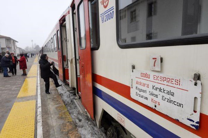 EN UZUN ROTA
TCDD'nin en uzun rotalarından Doğu Ekspresi'nin Ankara-Kars seferine kışın katılan yolcular, kar beyazının süslediği eşsiz manzaralar içinde masalsı yolculuk yapıyor.