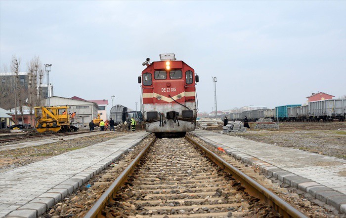 TCDD Taşımacılık AŞ'nin Ankara-Kars hattında hizmete sunduğu Turistik Doğu Ekspresi ile aynı hatta faaliyet gösteren Doğu Ekspresinde kompartımanındaki rengarenk led ışıklarla aydınlatılan pencerelerden daşırıdaki ilginç manzaraları izleyen yolcular, şarkılarla türkülerle seyahatlerini unutulmaz hale getiriyor.