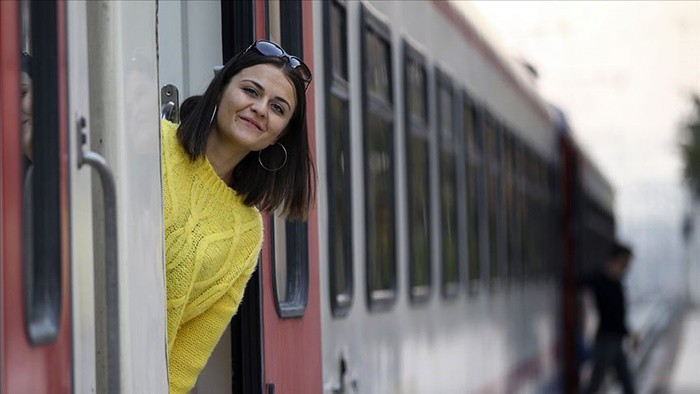 BİR VAGONUN PENCERESİNDEN BAKMAKBütün sosyal medya hesaplarında paylaşılacak en güzel fotoğraflardan birisi bu trenin bir vagonundan bakarken verilen bir poz olmalı.