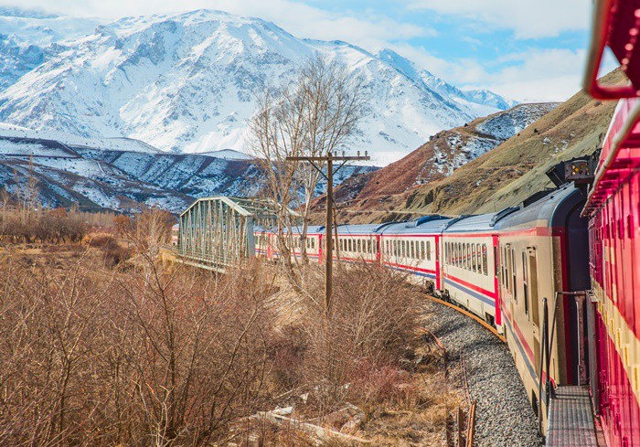 TREN GELİR HOŞ GELİRBu seyahatin fotoğraflayanların eserleri de gezinin anlamına değer katıyor.