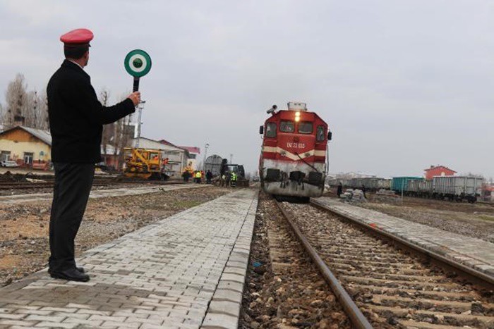 DURAKLARIN ANLATTIĞI ÇOK ŞEY VARDurakların mimarisi, çalışanların işlerine olan sevgi ve saygısı da ayrıca seyahatin kalitesini artıran ayrıntılardan.