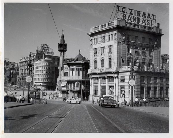 TAKSİM’DEKİ DÖNERCİLERİN TABELALARI BİR ÖRNEK OLMUŞTU
Bir ara Taksim meydandaki dönercilerin tabelalarının çevre düzenlemesi açısından tek tip yapılması haber olmuştu basında.