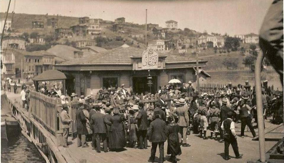 TABELACILIK KÜLTÜRLÜ OLMAYI GEREKTİRİRAma şunu söyleyebiliriz ki tabelacılık aslında bir kültür mesleğidir. Bir kere meslek erbabı olabilmek için Türkçeye çok iyi hakim olmak gerekir. Bu mesleği icra etmek için ticari etik duygusunun, estetik kaygısının gelişmiş olmasının da önemi büyüktür.