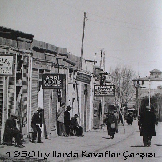 SANAYİ DEVRİMİ TABELACILIĞIN FİTİLİNİ YAKTI
İngiltere’de 19’uncu yüzyılda başlayan sanayileşmenin bir getirisidir bu meslek. 2000’li yılların başına kadar fırça, tabela askısı, spatula ve altın varak gibi malzemeler kullanılarak elle tabelacılık yaparlar bitti.