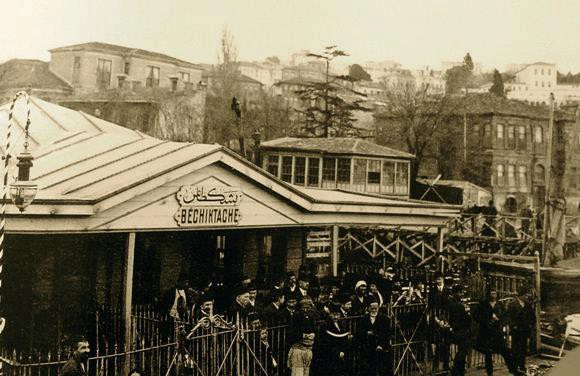 Hazırladıkları tahta çerçevelere, “Yarım milimetre kalınlığındaki saç plakalar çakar, üzerini fırça ile sürdüğümüz yağlı boya ile kaplardık.” diyor. Sonra da rengarenk boyalarla boyayıp, yazdıklarını ve amacına uygun resimler yaptığını anlatıyor.