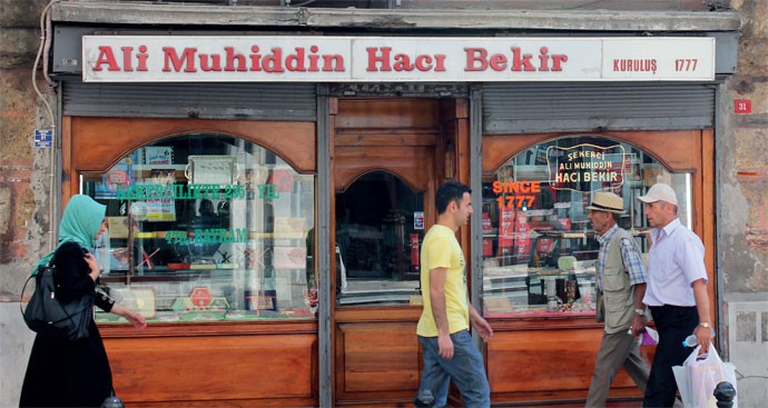 İYİ TABELA SATTIRIR
Anlatımımızı pazarlama bir bütündür. Her aşamasının önemi vardır. Tabelası da bu zincirde yerini alır, diyerek sonlandıralım.