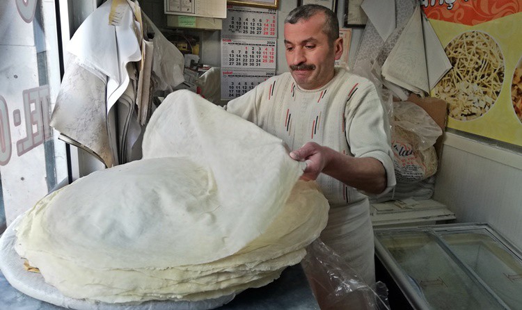 “ZORDUR BİZİM İŞİMİZ”
Avcı yaptığı işi “Bizim işimiz zordur devamlı ayaktayız. Sabah bir başlıyoruz akşama kadar imalattayız. Ayrıca ürünleri dağıtıyoruz ve müşteriyle ilgileniyoruz.” diye tanımlıyor.
“30 YIL DİLE KOLAY”
Yufkacı Avcı işleyiş ile ilgili olarak da “Yani Allah izin verdi hasta olmadan devam ettim. 30 senedir aynı dükkandayım. İşini seversen de devam edersin. Sabah erken kalkacaksın. İşini düzgün çalışacaksın. O zaman Allah rızkını veriyor.