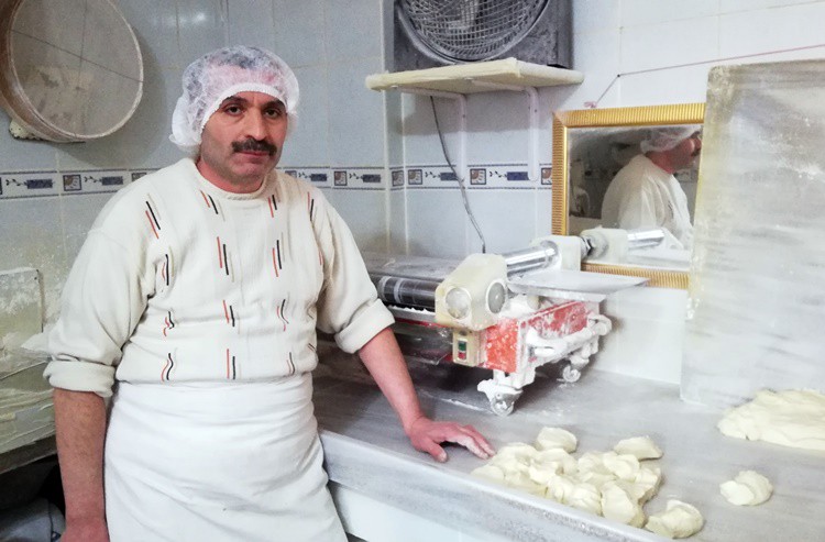 MÜŞTERİ TALEP EDİNCE ÜRÜN ÇEŞİDİ ARTMIŞ
Avcı zamanla küçücük dükkanında yufkanın dışında mantı, tatlı ve sigara böreği çeşitlerini de müşterinin taleplerine göre sunuyor.