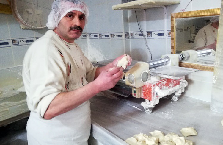 ÇOCUKLARININ EĞİTİMİ İÇİN MÜCADELEYE DEVAM
Çocuklarının hiçbirini, mesleği öğretmek ya da kendisine yardım etmeleri için yanına almadığını belirten Avcı, bugüne kadar işini devamlı olarak tek başına götürdüğünü söylüyor. Avcı çocuklarının eğitimi ile ilgili olarak “Benim 3 tane kızım 1 tane oğlum var. En büyüğü 5 sene uluslararası işletme okudu. Şu anda çalışıyor. 2’nci kızım hemşirelik okuyor. 3’üncü senesi Zeytinburnu Yedikule'de staj yapıyor. Öbürlerini hem dershaneye gidiyor hem de okullarında okuyorlar. Çeşitli faaliyetlere de gönderiyorum. Kimisi yüzme kursuna gidiyor, kimisi kuran kursuna gidiyor.” şeklinde bilgi veriyor.