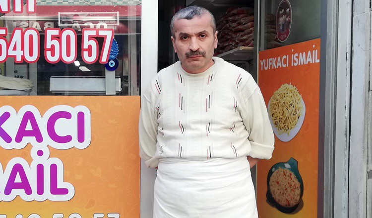 “YUFKAYI YUFKACIDAN ALIN”
Yufka alırken kendisi gibi çalışan imalathanelerin tercih edilmesini öneren Avcı böylelikle daha taze ve lezzeti ürün sağladıklarını söyleyerek “Her yufkacının yufkacısı güzeldir.” diyor.
“BÖREKLERİN ÜZERİNE SODA”
Avcı son olarak, mesleki bilgisini paylaşıyor ve börek yapacaklara lezzet katması açısından, üzerine soda dökmeleri şeklinde bir önerisi öneride bulunuyor.