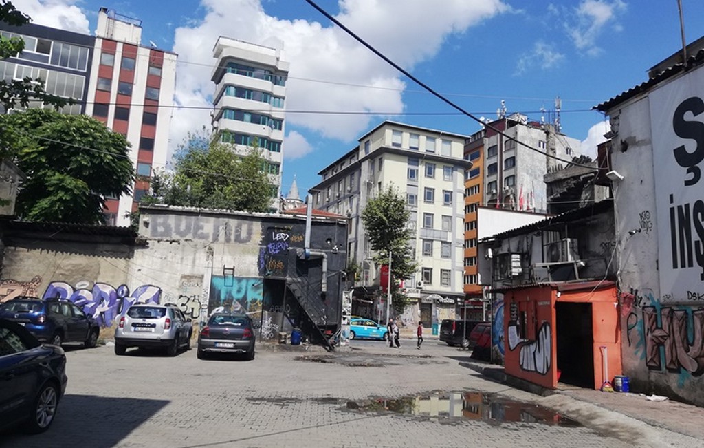 Bu ada aslında İstanbul'un en hoş bölgelerinden biri ve şehir içinde kaldığı için gençlerin ilgisini çekti.