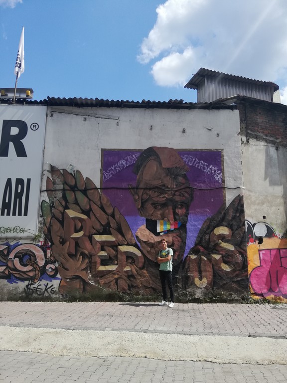 Gençler bölgeye gelmeye başlayınca grafiticiler de onlarla birlikte akın etti.