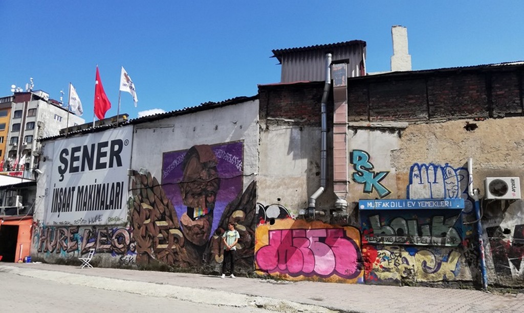 Yenikapı-Hacıosman metrosunun bir durağı olan Haliç'de bu bölgeye ulaşımı artırdı.