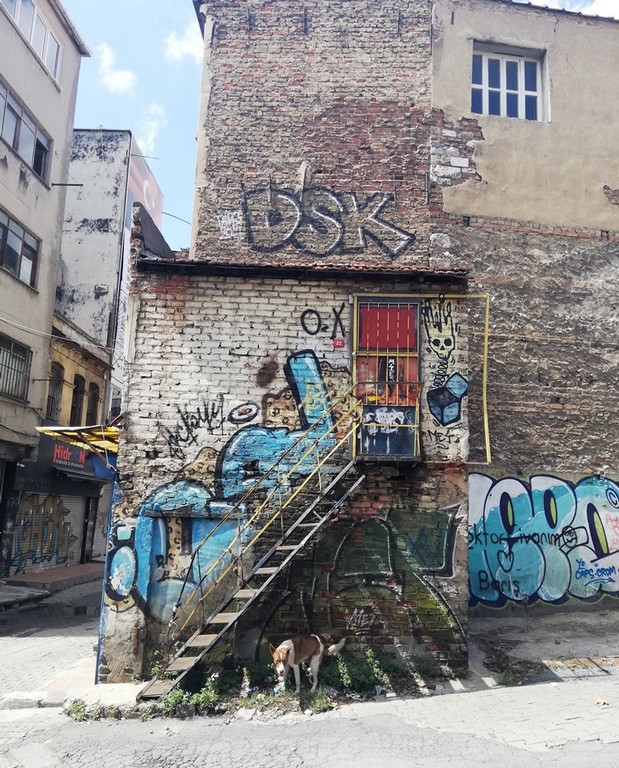 Grafiticiler burada gerçekleşen bir festivale bile katıldılar.