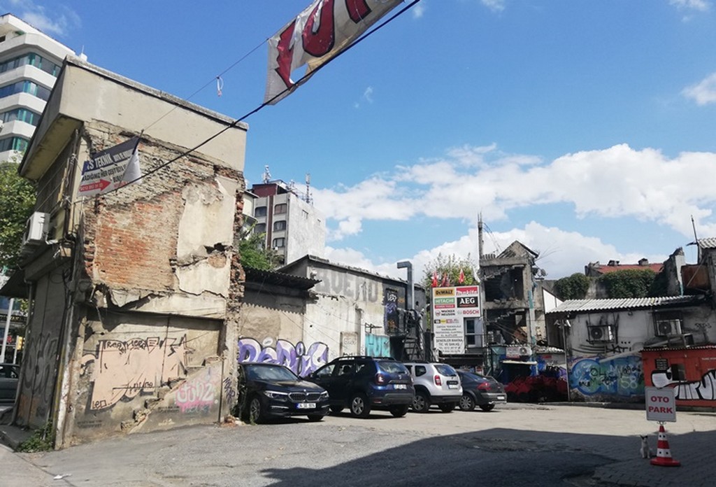 İki katlı, üç katlı binalar terk edildi.