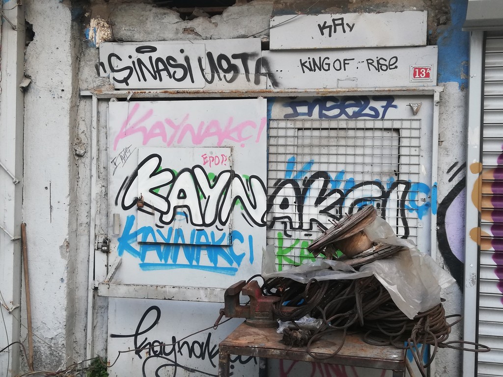 Ara sokaklardaki dükkanların kendileri bile isimlerini grafiti ile yazdırmaya başladı.