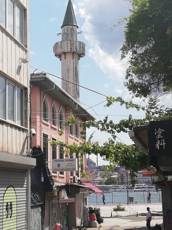 Bölgenin bir başka özelliği ise boydan boya üzüm asmaları ile çevrili olması.