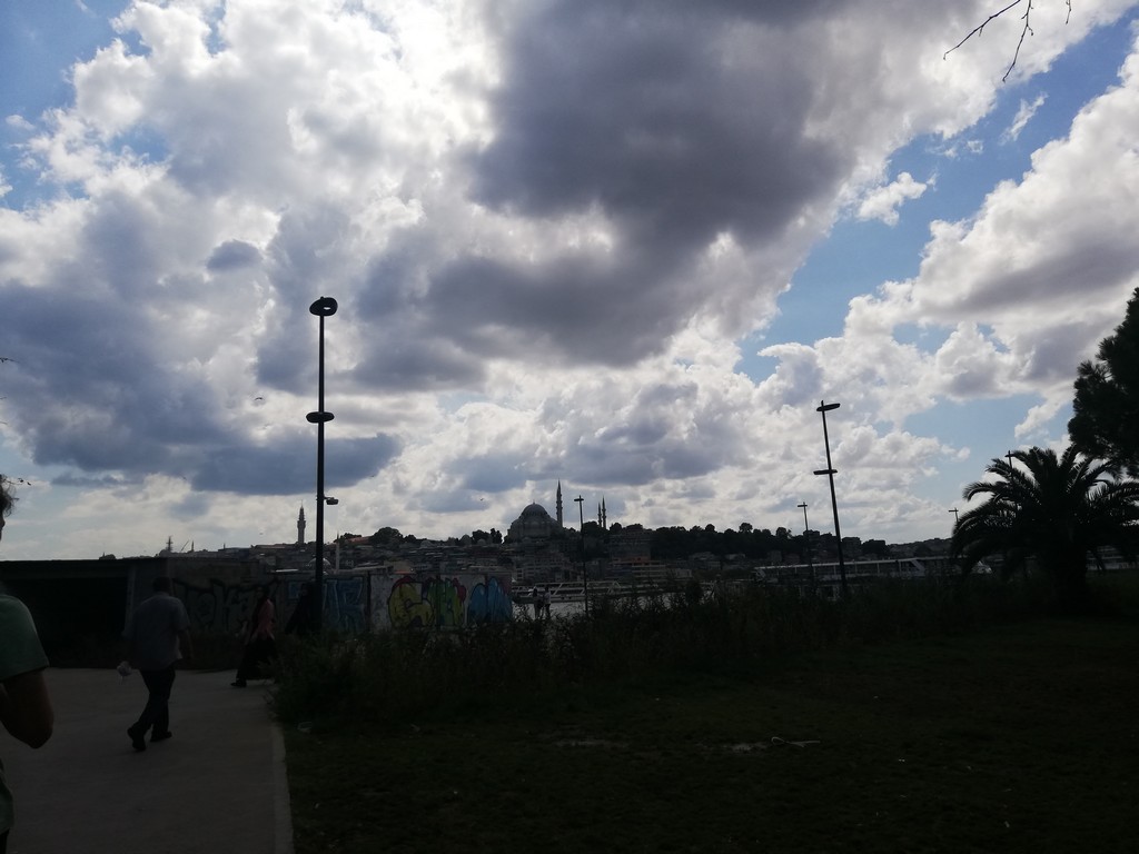 Güzel İstanbul'un güzel kıyılarından birinde bugün iş yerleri kapanmaya yüz tutmuş halde, bazıları açık. Bu haliyle farklı şekilde değerlendirilen bölge yine de çok güzel.