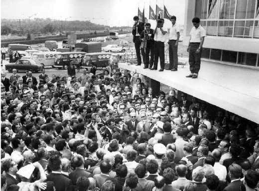 FABRİKA BONMONTİ’DEN, E-5 ÜZERİNE ORADAN DA EDİRNE’YE TAŞINDIPe-Re-Ja firması E-5 üzerine taşınmadan önce, ilk olarak 1956 yılında Haliç’in kuzeyindeki üç sanayi merkezinden biri olan Bomonti’de Pepo Yasef tarafından kurulan bir tesiste üretime başladı.Bomonti sanayi alanının oluşumu 19’uncu yüzyıl sonlarında başlamakla birlikte esas gelişmesi 1955 sonrasında oldu. 1966 yılına gelindiğinde bu alanda küçük ve orta boy toplam 119 sanayi tesisi bulunmaktaydı ve bunların yaklaşık üçte biri kimyevi maddeler kolunda toplanmıştı.E-5’TEKİ FABRİKANIN MİMARİSİ DİLLERE DESTANDISeyfi Arkan tarafından 1963-66 yılları arasında tasarlanarak inşa edilen Pe-Re-Ja Kolonya Fabrikası da ithal ikameci dönemde E-5 aksı üzerinde kurulmuş olan sanayi yapıları arasında yer aldı. 15 Temmuz 1966 yılında aramızdan ayrılan ünlü mimarın son yapılarından olan kolonya fabrikasının temeli, 4 Mart 1966 tarihinde -su yerine kolonya dökülerek-atıldı.9 Temmuz 1967 tarihinde dönemin başbakanı Süleyman Demirel tarafından açılan Pe-Re-Ja Kolonya Fabrikası’nın açılış törenine İstanbul Valisi Vefa Poyraz ve İstanbul Belediye Başkanı Haşim İşcan’ın yanı sıra seçkin bir davetli topluluğu katıldı.