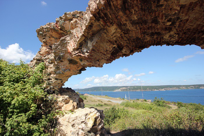 Çünkü gördüğümüz, gezdiğimiz, yaşadığımız İstanbul’un sınırlarına yakın bölgelerde ne doğal güzellikler, ne eşsiz manzaralar, ne de solumaya doyamayacağımız denli temiz bir hava olduğundan çoğumuzun haberi yok. İşte Poyraz Kalesi'nin bulunduğu yer de böyle bir coğrafya.
