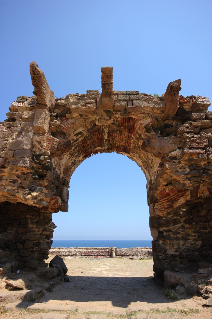 RUMELİ FENERİ KALESİ VE ÇEVRESİ / İstanbul’un sınırlarında gözlerden uzak ve saklı bir dünya var. Ulaşım olanaklarının azlığından, kaynaklarda isimlerinden söz edilmediğinden, zorlu iklim şartlarından dolayı şimdiye kadar saklı kalabilmişler. Doğu Roma döneminden kalma Rumeli Kalesi'nde olduğu gibi.