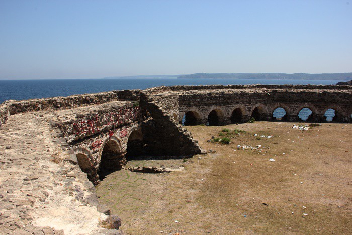 Aynı zamanda şehrin çıkış kapılarında bulunan bu ilçelerde tarih boyunca yaşayan medeniyetlerin yaptıkları fener, kule, sur ve kaleler gibi önemli kalıntılar ve bunların öyküleri var.