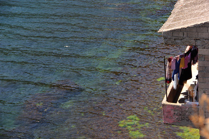 GARİPÇE KALESİ'NDEN MANZARA / İçinde dondurma ve cips satılmayan tek bakkallı köylerde yaşayan çocukların, köyün hayvanları ile bütünleştiği, yazın balık tuttuğu, kışın kızak yaptığı büyülü köyler var.