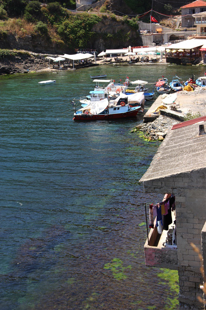 Tertemiz, güler güzlü, yabancılara yardım etmek için çırpınan insanların yaşadığı, çeşmelerinden buz gibi suların aktığı, manzarasına doyum olmayacak güzellikte ilçeler var. Sarıyer'deki Kumköy'de bulunan Kilyos Kalesi ve civarında olduğu gibi. Ve de tabii ki Garipçe kalesinde olduğu gibi.