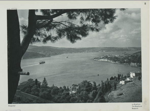 Eserin kapağında ve tamamında ismi Türkçe’nin dışında İngilizce, Fransızca ve Almanca olarak tekrarlanıyor. Ve sizi bu albümden İstanbul’u tanıtan karelerle buluşuyoruz: Fotoğraf: Boğaziçi.