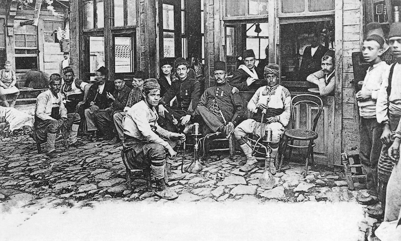 RAMAZANDA DAVULCULAR YASAKLANDI
Ramazan ayında geceleri bekçilerin davul çalması, kahvehanelerde tavla, dama benzeri oyunlar oynanması ve meddahların hikayeler anlatarak etraflarında seyircilerin toplanması gibi köklü gelenekler yasaklanmıştı.
İstanbul’da etkili olan 1836-1837 yıllarındaki veba salgınında yaklaşık olarak 25 bin kişinin öldüğü tahmin ediliyor.
BEYOĞLU SOKAKLARINDA MUŞAMBA İLE DOLAŞANLAR
Bu salgın döneminde, Beyoğlu sokaklarında yabancıların siyah muşambalar giyerek dolaşmaya başladığına tanık olundu.
1834 yılında söz konusu hastalığın tedavisinde kullanılmak üzere başarılı sonuçlar sağlayan bir “yakı”nın 2’nci Mahmud’un başhekimi Ahmed Necib Efendi tarafından geliştirildiği biliniyor.
İLK RESMİ KARANTİNA 1838’DE
Osmanlı Devleti tarihinde ilk kez, 2’nci Mahmut döneminde 1838 yılında resmi olarak karantina kararı alındı. Bir yıl sonra 1839 yılında “Karantina Nazırlığı” kuruldu.
GEMİLER BEKLETİLDİKTEN SONRA GEÇİŞİNE İZİN VERİLDİ
Karantina kararı gereğince Avrupa’dan gelen gemiler Çanakkale Boğazı’nda, Asya’dan gelen gemiler ise Kızıldeniz’de belli bir süre bekletilmeden geçişlerine izin verilmedi.
Alınan önlemler sonucunda 1840 ve 1844 yılları arasında veba salgını gerilemiş olsa da bu tarihlerden sonra yine patlak verdi.
HAC’DAN GELENLER KARANTİNAYA ALINDI
Bu dönemden sonra özellikle Hac’dan gelen kişilerin karantinada belli bir süre tutulduktan sonra evlerine gitmelerine izin verildi.
VEBA SALGINI EKONOMİYE ETKİ ETTİ
Veba salgınında ölenlerin büyük çoğunluğunu Gayrimüslimler oluşturdu. Bu da cizye gelirlerinde yani ülkede yaşayan Müslüman olmayanlardan alınan vergide ciddi anlamda bir düşüş yaşandı. İstanbul ekonomisi üzerinde birçok farklı düzlemlerde gerçekleşen etkileri oldu.
VERGİ MÜKELLEFLERİ AZALDI
Cizyeye tabi vergi mükellefleri yani Rumlar, Ermeniler ve Yahudiler özellikle Mudanya, Tuzla, Gemlik taraflarındaki kasaba ve köyler ile Tekfurdağı, Malkara, Keşan, İpsala, İnöz, Şarköy, Gelibolu civarlarına yerleşmeyi tercih ettiler. İstanbul cizyesi kesintiye uğradı.