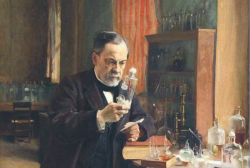 (Louis Pasteur)PASTEUR, ABDÜLHAMİD’İN DİKKATİNİ ÇEKTİLouis Pasteur, 27 Ekim 1885 tarihinde Paris Tıp Akademisi’nde “Isırıldıktan Sonra Kuduzdan Korunma” adlı bir bildiri yayınladı. Bu bildiride kuduz virüsü bulaşmış olsa bile kişinin tedavi edilebileceğini iddia ediliyordu. Aynı bildirinin 31 Ekim tarihinde İstanbul’da da yayınlanmış olması, bir anda Abdülhamid’in dikkatini bu bilim insanına çevirmesini sağladı.TÜRKİYE’DE KUDUZ AŞILARI YAPIMI BAŞLADIPasteur ile temas kurup, bilimsel çalışmalar yürütmek üzere yaklaşık 6 ay boyunca Paris’te kalan heyet, ülkeye döndükten sonra “Dar’ül Kelb Ameliyathanesi”nde kuduz aşıları yapmaya başladı.