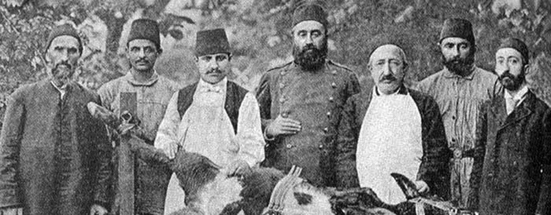 (Dar’ül Kelb Ameliyathanesi-1887)
1891’DE MÜFREDATA “BAKTERİYOLOJİ” DERSİ KONULDU
Abdülhamid Han, 1891 yılında tıp üniversitelerinin yani o zamanki adıyla mekteplerinin müfredatına “bakteriyoloji” adıyla bir ders koydurttu. Bundan sonra 1893 tarihinde aynı ders Veteriner Mektepleri’nde de okutulmaya başlatıldı.
1893’DEKİ KOLERA SALGINI BİLİMSEL ARAŞTIRMALARIN BAŞLANGICI OLDU
Fransız uzman Dr. Andre Chantemesse İstanbul’a getirildi. Chantemesse, İstanbul’da kaldığı 3 ay boyunca kolera salgınıyla ilgili ciddi çalışmalar yaptı. Padişahın “İstanbul’da bir mikrobiyoloji laboratuvarı kurun” teklifi üzerine de kendisinin kalamayacağını ancak yine bir Fransız uzman olan Dr. Maurice Nicolle’ü tavsiye edebileceğini ifade etti.