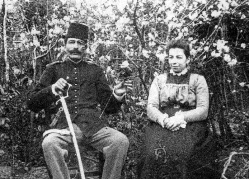 OSMANLI’DA İLK BİLİMSEL ARAŞTIRMA KURUMU
(Veteriner bakteriyolog kolağası Mustafa Adil Bey ile eşi Nezihe Hanım evlerinin bahçesinde)
Nicolle’ün öncülüğünde 1894’te Nişantaşı’nda kurulan Bakteriyolojihane-i Osmani, ülkemiz tarihindeki ilk modern bilimsel araştırma kurumu oldu. Veteriner bakteriyolog Mustafa Adil Bey de bu kurumda önemli bilimsel araştırmalar yaptı.