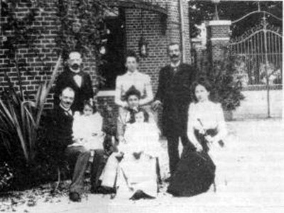 (Pasteur Enstitüsü’nün Paris’te bulunan, binasının yan kapısı önünde. Ayakta sağ başta Mustafa Adil Bey, oturanlardan ortadaki Maurice Nicolle’ün kardeşi ve Charles Nicolle.)