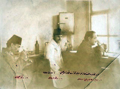 (Kızılay’ın Erzincan Hastanesi laboratuvarındaki kolera çalışmalarından (1916). Sağdan sola: Sertabip Bakteriyolog Server Kamil, Dr. Nuri Ali, Dr. Subhi Fahri. (Kızılay Fotoğraf Arşivi)