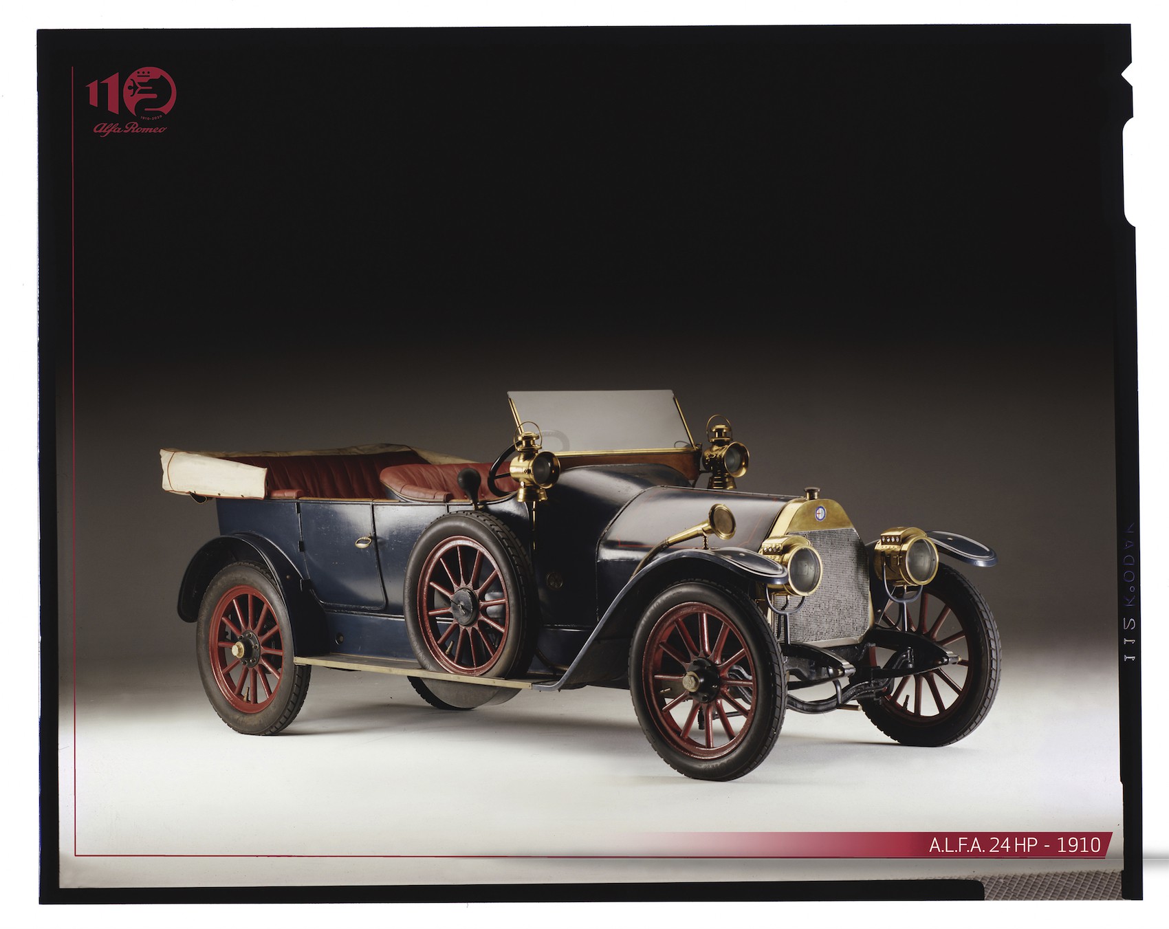 1906 yılında Napoli kentine gelen Fransız otomobil girişimcisi Darracq, Alfa Romeo’ya temel teşkil edecek fabrikayı kurarken daha sonrasında işi devralan Ugo Stella, efsane tasarımcı Giuseppe Merosi ile birlikte ürettiği 24 HP ile Alfa efsanesini başlattı. Birinci Dünya Savaşı’nın ardından tekniğini giderek daha da geliştiren şirket, Nicola Romeo’nun patron olmasıyla hem yol hem de yarış pistlerinde, başarıdan başarıya koştu ve İtalyan estetiğinin dünyadaki simgesi haline geldi.HİKAYENİN ÇIKIŞ NOKTASI FRANSAAçılımı “Anonima Lombarda Fabbrica Automobili” olan Alfa’nın hikayesi resmi olarak 24 Haziran 1910 tarihinde kurulmasından birkaç yıl önce Fransa’da başladı. Bordeaux şehrinde bir bisiklet fabrikasının sahibi olan Fransız girişimci ve teknik ressam Pierre Alexandre Darracq, otomobillere yatırım yapmak ve üretim gerçekleştirmek istiyordu. Bu konuda hazırlıklarını tamamladıktan sonra otomobil üretim hayalini gerçekleştiren Darracq, zaman içerisinde İngiltere ve İtalya’da şubeler açarak ihracata da başladı. İtalya faaliyetlerine ise ilk olarak 1906 yılında Napoli kentinde başlayan Darracq, bu kentin Fransa’ya uzak kalmasının da etkisiyle odak noktasını Milano’ya çevirerek Portello bölgesinde üretim kararı aldı. O dönemin İtalyası’nda halkın satın alma gücü Fransa’ya kıyasla düşüktü ve yollarda sadece birkaç bin otomobil bulunuyordu. Potansiyel İtalyan müşterilerin beklentileri ise Pierre Alexandre Darracq’ın ürettiği otomobillerin çok daha üzerinde bir lüks ve estetik anlayış barındırmaktaydı. Darracq, İtalyan zevkine uygun olmayan otomobillerinin üretimine devam etmek istemeyerek 1909 yılının sonlarında şirketini tasfiye etti. MİLANO’LU CESUR GİRİŞİMCİ: CAVALİER UGO STELLADarracq’ın şirketinde genel müdür olarak çalışan İtalyan Cavalier Ugo Stella, girişimci bir ruhla tasfiye sürecinin sonrasında bu şirketi satın almaya karar verdi. Milano Tarım Bankası’ndan aldığı destekle harekete geçen Stella, daha önce Darracq’ın fabrikasında çalışmış 200’den fazla insanı da tekrar işe alarak Alfa Romeo’nun temellerini atmaya başladı. Darracq’ın aksine, ne tür otomobillerin İtalya’da beğenileceğini ve hangi faktörlerin risk unsuru taşıdığını öngörebilen Stella, araçların nasıl ve kim tarafından tasarlanacağının planlarını da hazırladı. Stella, çeşitli sektörlerde çalışan Piacenzalı Giuseppe Merosi ile anlaşıp kendisinden 12 ile 24 beygir güç aralığında iki yeni otomobil tasarlamasını istedi. Bu otomobiller hem Darracq’ın ürettiklerinden daha güçlü, hem de İtalyan müşterilerin zevkine uygun bir şasi ve karosere sahip olacaktı. Bu doğrultuda tasarımcı Merosi, Milano Via Capuccio 17 adresindeki lojmanında gecesini gündüzüne katarak, 1 Ocak 1909 tarihinde ilk otomobil planlarını teknik ofise iletti. SERÜVEN 24 HP İLE BAŞLADIBöylelikle otomotiv dünyasında bir ilk olarak, satışı gerçekleştirecek marka belli olmadan önce tasarlanan ilk otomobil 24 HP adı ile üretilmiş oldu. İlk üretilmeye başladığından itibaren üst seviyede konumlandırılan ve Premium bir otomobil olma hedefiyle tasarlanan 24 HP, yan destekleri ve C-presli sacı barındıran sağlam bir şasiye sahipti. Dönemin İtalyan karoser üreticileri olan Castagna, Schieppati, Sala ve Bollani’den limuzin dahil birçok farklı versiyon için karoser desteği alındı. Aracın 4 silindirli, 4 litre hacimli ve o dönem nadir görülen monoblok yapısıyla 42 HP güç üreten motoru, bu gücü şaft aktarmalı olarak arka tekerleklere iletiyordu. 24 HP modeli, premium sınıf otomobil olmasının yanında saatte 100 km hıza ulaşmasıyla da yüksek bir performansa sahipti ve bu yönüyle de müşteriler tarafından beğeni topladı. Tüm bu nitelikler, aynı zamanda Alfa Romeo’nun tarihi boyunca sihirli formülü olarak diğer markalardan ayrı konumlandırılmasını sağladı.