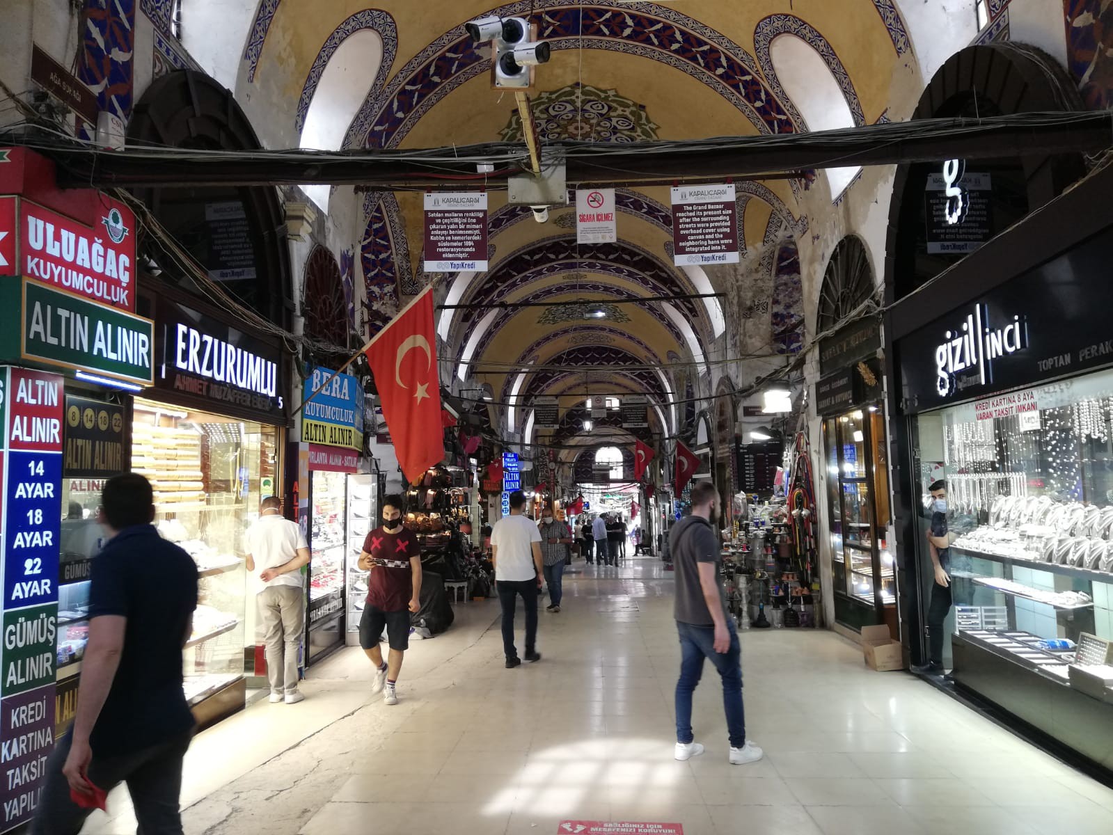 İstanbul, Beyazıt semtinde 1461 yılında kurulan ve kurulduğu yıldan günümüze kadar açık olan Kapalı Çarşı, günümüzde en sönük günlerine yaşıyor.