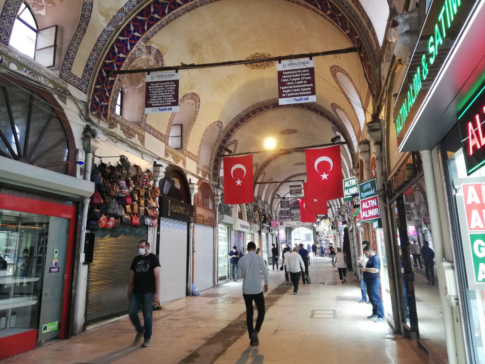 Çarşının birçok kapısı ve farklı branşlarda yoğunlaşan sokakları mevcut. Beyazıt, Nuruosmaniye, Mahmutpaşa üçgeninin içinde geniş bir yere sahip olan Kapalı Çarşı, halen dünyanın en büyük çarşısı olma özelliğini sürdürüyor.