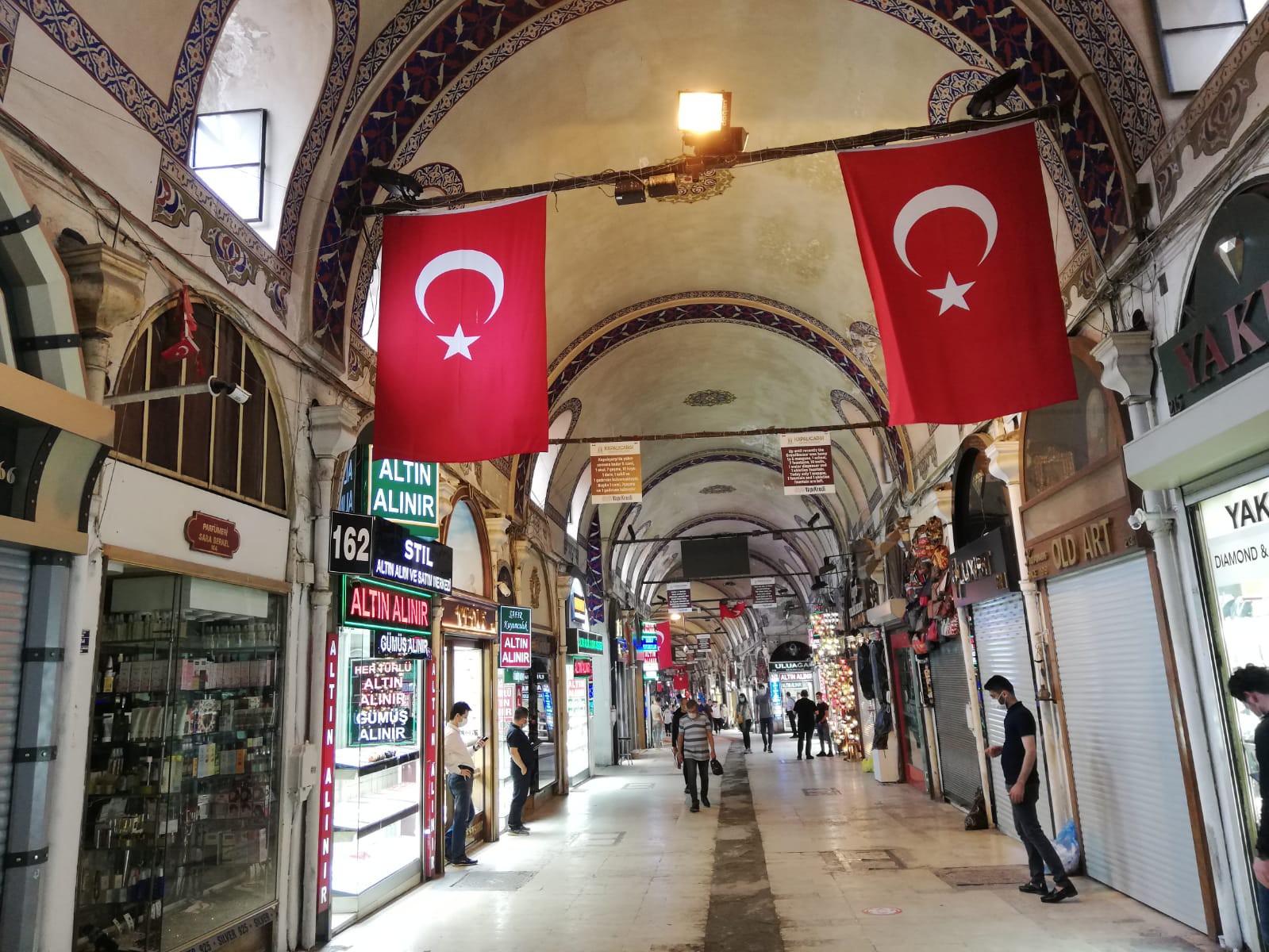 Kapalı Çarşı, kurulduğu günden bu yana yüzyıllar boyunca nice salgın ve yıkıcı yangın felaketlerinden dimdik çıkmış bir mekan. İstanbul'un simgelerinden olan çarşının bugünleri de atlatması ve ışıltılı günlerine tekrar kavuşması bekleniyor.