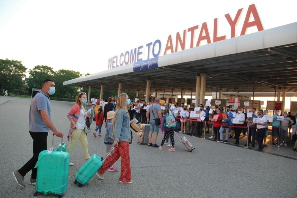 Geçen yılın aynı dönemine göre Antalya’da turist sayısı yüzde 202 arttı