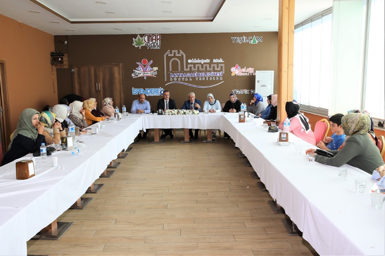 Güder, AK Parti Battalgazi Kadın Kolları Mahalle Başkanlarıyla buluştu